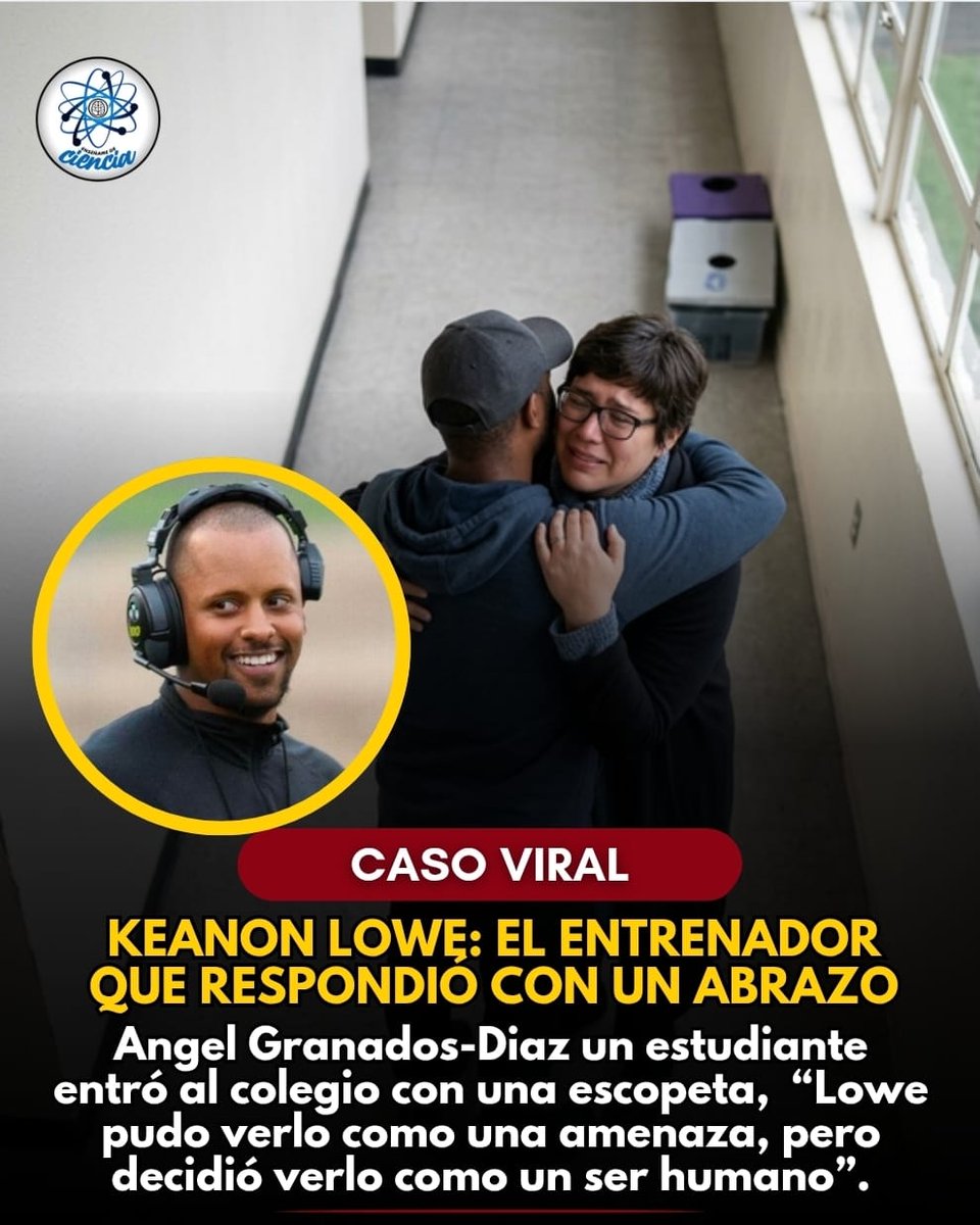EnsedeCiencia's tweet photo. ENTRÓ A LA ESCUELA CON UNA ESCOPETA… Y TERMINÓ LLORANDO EN LOS BRAZOS DE SU ENTRENADOR

En 2019, Keanon Lowe, entrenador de una escuela en Oregon, logró quitarle una escopeta cargada a un estudiante que se encontraba en una fuerte crisis emocional. El joven había llegado armado, pero las autoridades determinaron posteriormente que su intención era quitarse la vida, no atacar a sus compañeros.

Después de desarmarlo, Lowe pudo haberse alejado… pero hizo algo que conmovió al mundo: lo abrazó y no lo soltó. El estudiante comenzó a llorar mientras el entrenador permanecía junto a él, en una escena que se convirtió en un poderoso ejemplo de cómo, en medio de una crisis, la empatía también puede salvar una vida.