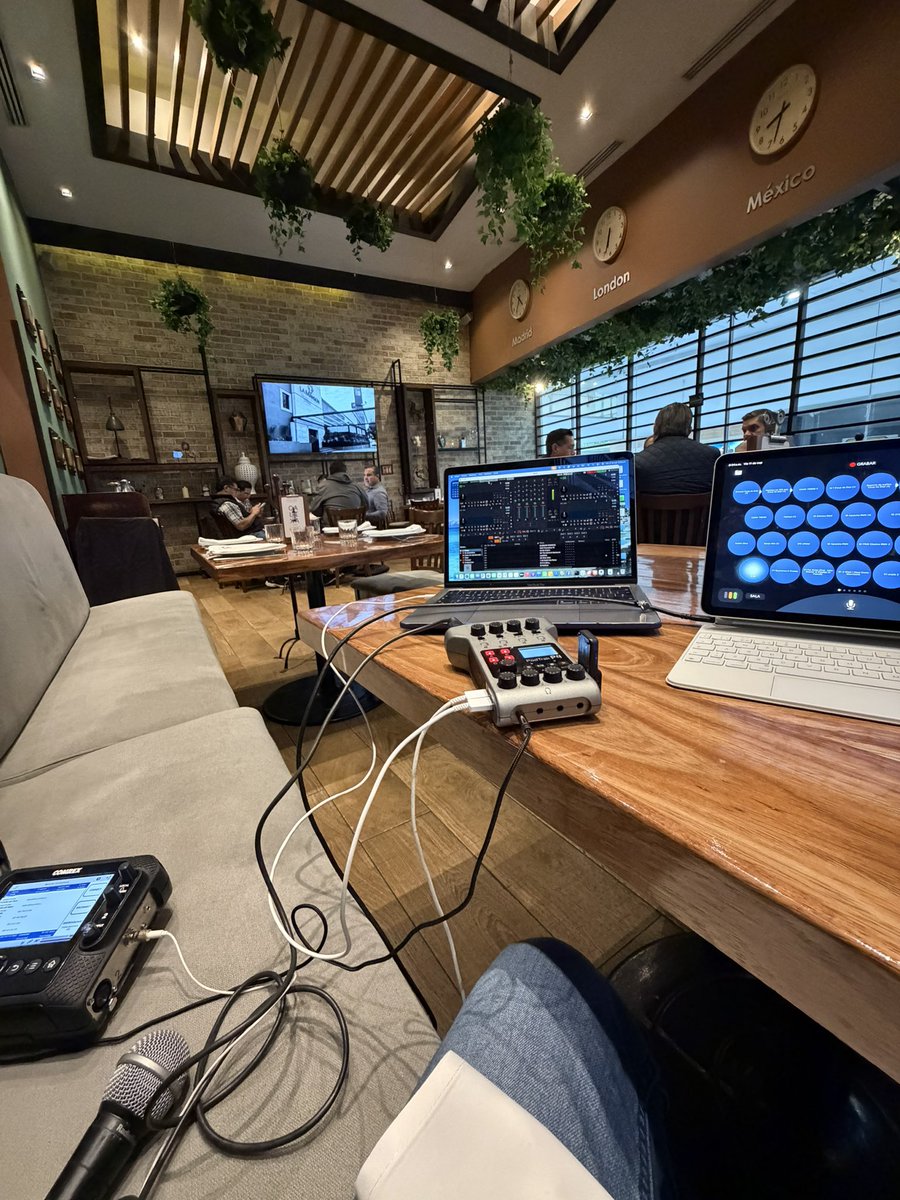 goliveros's tweet photo. Así la cabina de @RMXradio hoy

Ustedes, donde desayunan? https://t.co/8ABE51xFfr