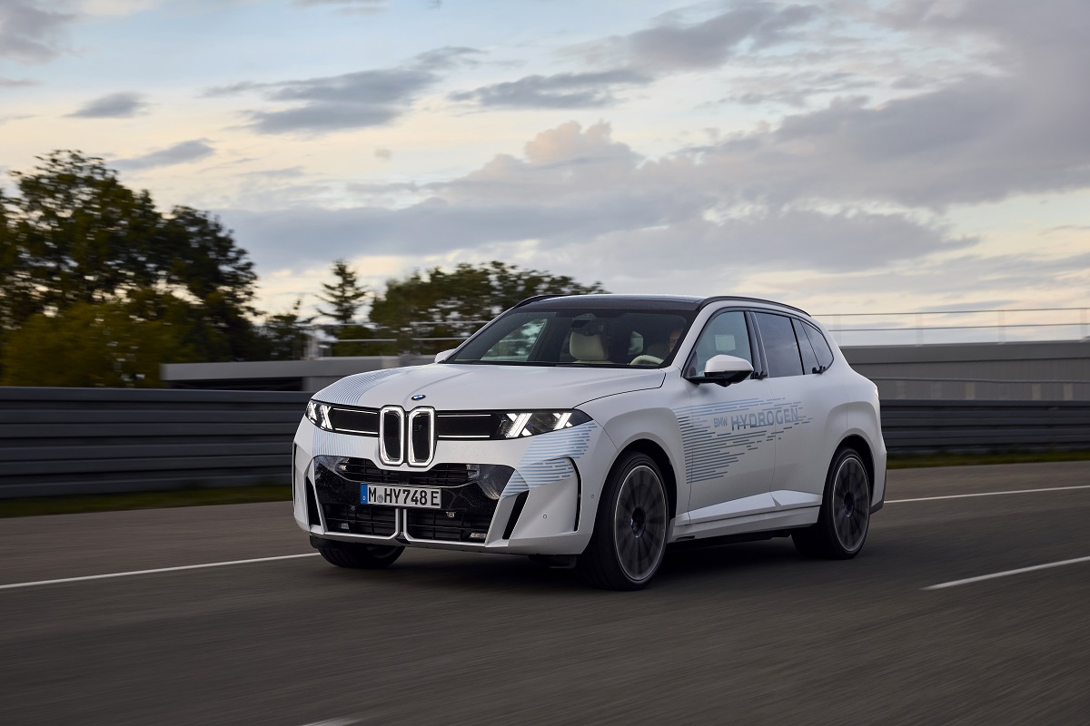 motornewsonline's tweet photo. BMW iX5: The New Hydrogen SUV nears production: Read all about it with the #motoringecho here... https://t.co/kyo2Amq43G : #bmw #hydrogen #power #fuelcell #vehicles #technology #style #design #userfriendly #vehicles #motoring #news https://t.co/37n3KtPQzi