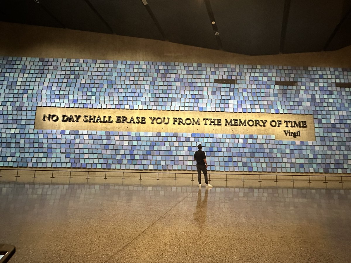 anniegmart's tweet photo. Si algún día están en NYC, de verdad visiten el 9/11 Memorial &amp; Museum.

Pueden haber visto documentales, fotos y videos, pero estar ahí y ver los objetos, escuchar las historias y recorrer el museo te cambia por completo la perspectiva de lo que ocurrió ahí hace 25 años. https://t.co/J7vrkkhHJE