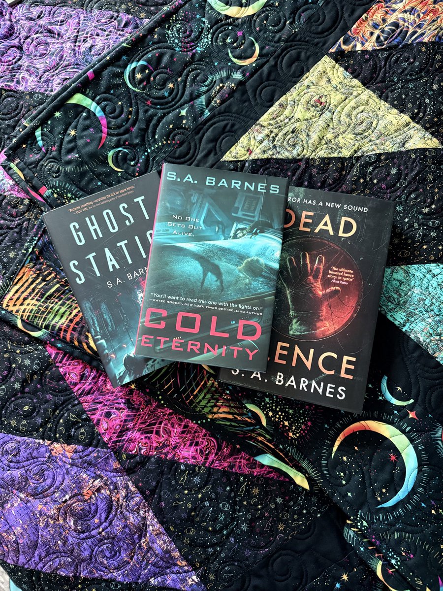 VGDesigns's tweet photo. The space adventure continues with some of my favorite Sci-fi books, there is something uncanny about the silence of space. 📖💜 Some adventures are best left in books, and with a colorful quilt! The starburst pattern is so much fun to make, and is such a bold striking quilt. https://t.co/P18Qceqi1a