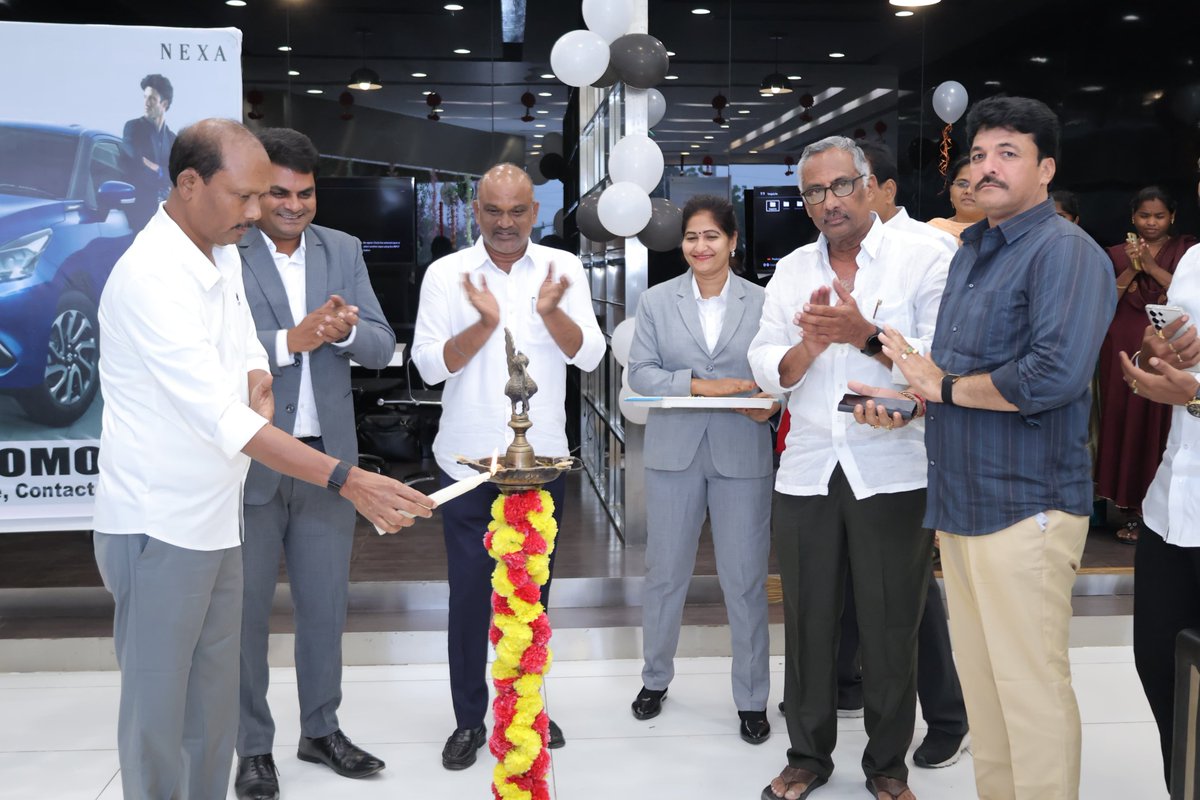 BnVijayKumar_Bn's tweet photo. ఒంగోలు నగరంలో గవర్నమెంట్ ITA కాలేజీ ఎదురు జయలక్ష్మి ఆటోమోటివ్స్ నందు నూతన  NEXA బాలోనో కార్ ను ఆవిష్కరణ చేశాను..
#Nexa 
#nexabaleno 
#BnVijayKumar 
#TdpSanthanuthalapadu 
#MLAVijayKumar 
#TeamBN 
#AndhraPradesh https://t.co/ZNZctMOA97