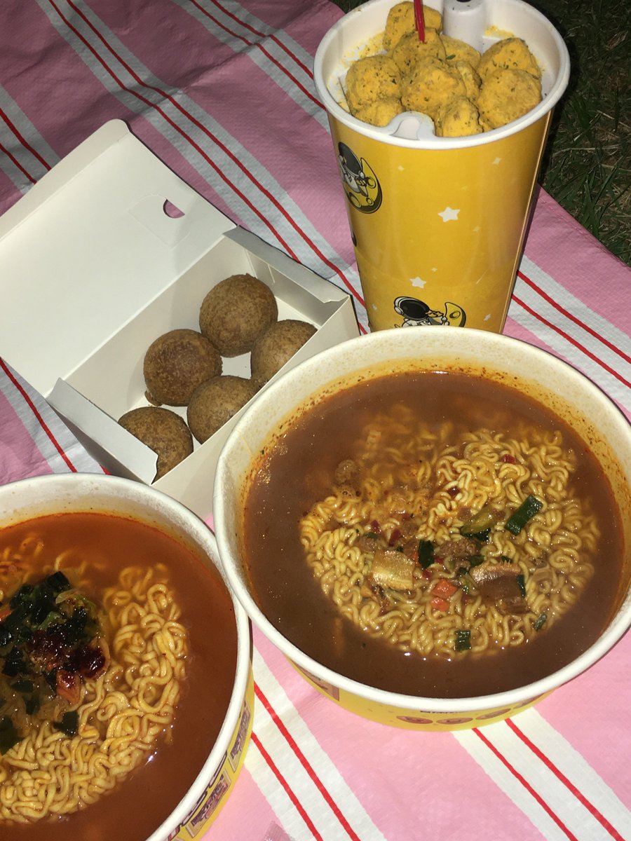 umi2mhz's tweet photo. 지금 한강을 가야 돼....... 지는 노을 보면서 라면도 먹고 노래도 들으면 그냥 진짜 너무 행복해짐... 🧎🏻‍♂️‍➡️💞 https://t.co/rr5YstC8b7