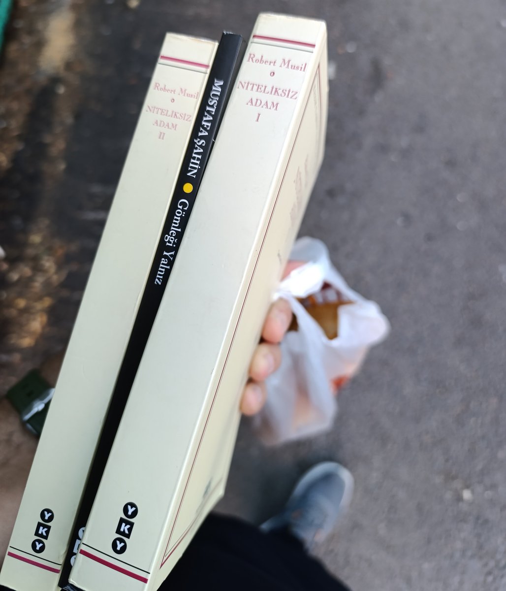 yasingultekinnn's tweet photo. bir miktar kitap ve ekmek.

ekmek sıcak, Allah güzel,sen iyi. ( Ahmet Murat Özel) https://t.co/qFuuQpDJOA