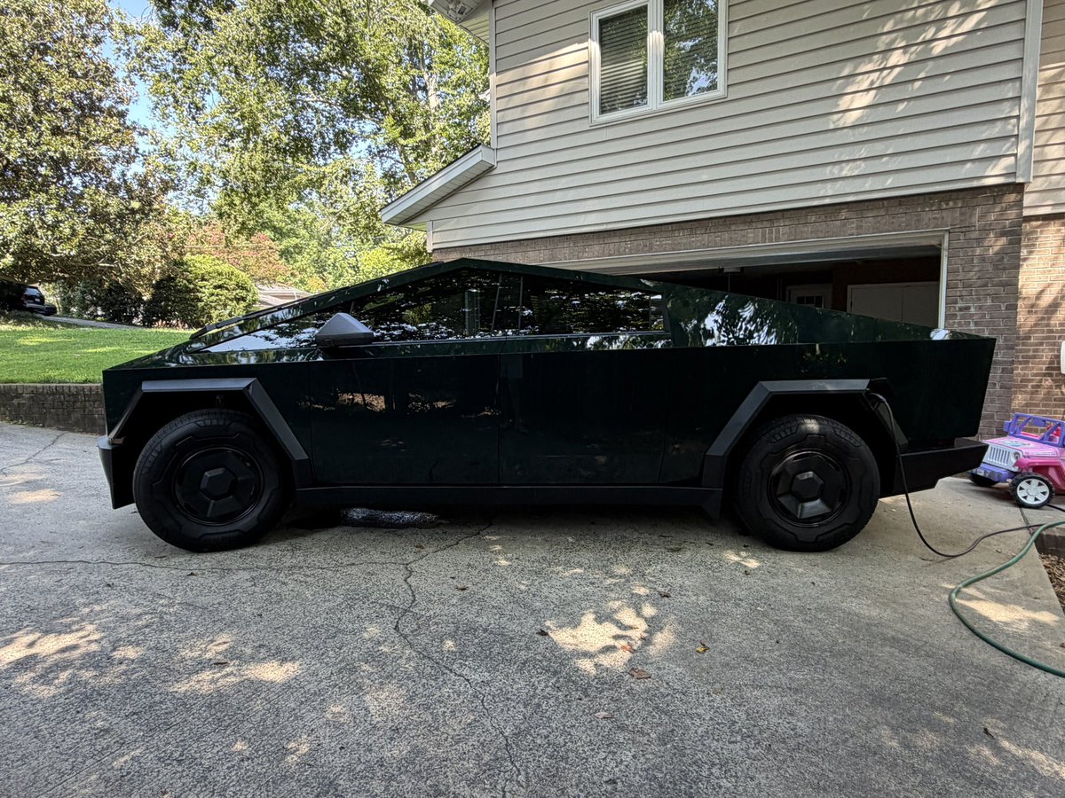 sdlwalker's tweet photo. @billykyle I was certain I was going matte/satin until I saw a couple gloss up close and it grew on me big time. There are some cool colors that look black in certain light but colored in others. Here’s 2 shots of my green https://t.co/otY29WNaAj