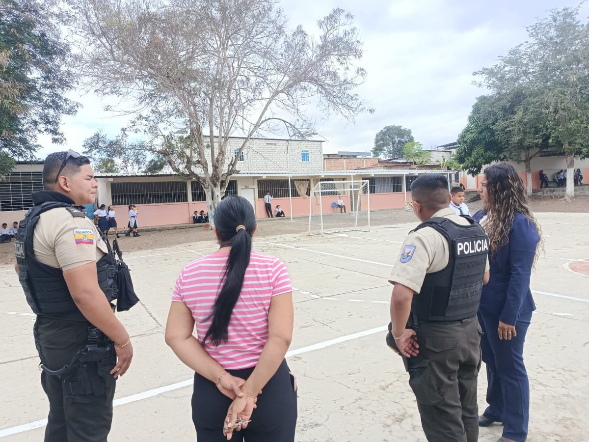GoberManabi's tweet photo. Esta actividad tuvo como objetivo fortalecer la seguridad del sector, prevenir posibles incidentes y verificar las condiciones de los espacios visitados. 2/2 https://t.co/ZGBraURsYg