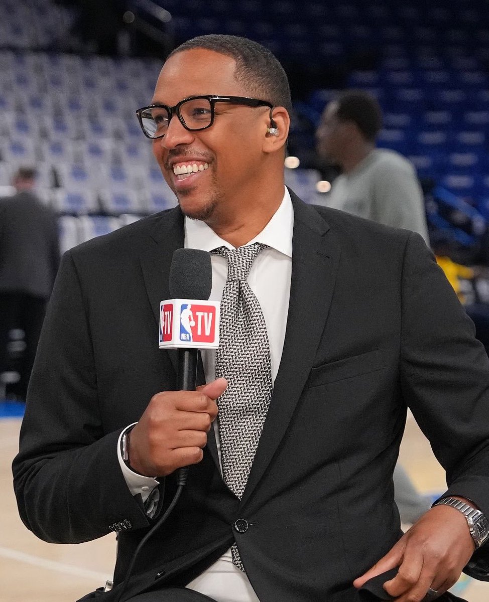 TheDunkCentral's tweet photo. Channing Frye says Giannis is a 7-foot running back and isn’t that skilled.

“Giannis is a 7’0 running back. He’s just coming at you. If his ankle, knee, hip, shoulder, are injured, he can’t play his style. He does not have the skillset. Meaning shooting, middys, post ups, 3s, to balance that out like Joel Embiid does. Joel when he’s injured, he can just shoot fadeaway and still get 30 PPG. Giannis doesn’t have that skillset because of his physicality.”

(Via @RoadTrippinShow / h/t @TheHeatCentral )
