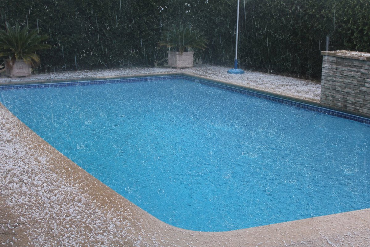 AEMET_Divulga's tweet photo. ¿Cuánto puede enfriarse una piscina tras una fuerte tormenta? ⛈️
Lo hemos calculado y el resultado te sorprenderá 🙀
👇🧵 https://t.co/0jas5VfAEd