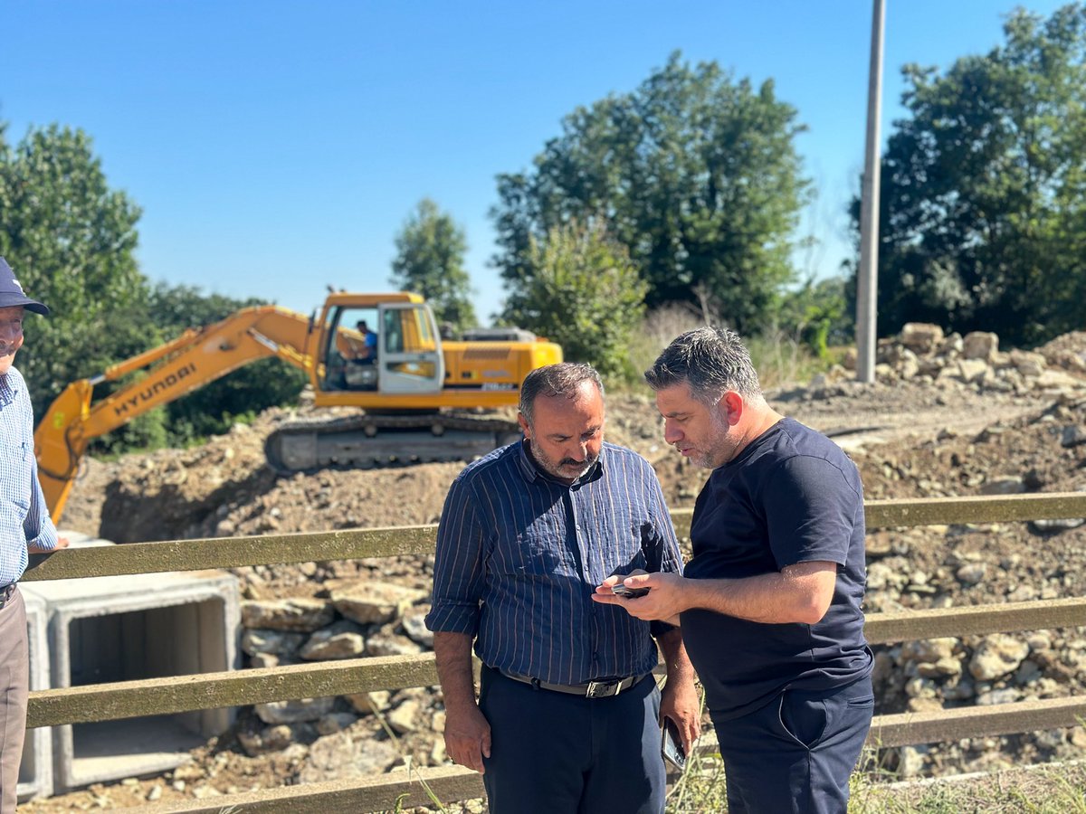 slckkurt's tweet photo. Akçakamış ve Beşdeğirmen Mahallelerimizi birbirine bağlayan köprümüzde çalışmalar başladı. 🌉

Sakarya Büyükşehir Belediyemiz tarafından ihale süreci tamamlanan projemizde, mevcut köprünün yıkımına geçilmeden önce ulaşımın kesintisiz devam etmesi amacıyla geçici köprü ve güzergâh çalışmalarına başlandı. Bu aşamanın ardından mevcut köprünün yıkımı gerçekleştirilerek yeni köprümüzün yapımına geçilecek.

Mahallelerimiz arasındaki ulaşımı daha güvenli hale getirecek bu önemli yatırımı ilçemize kazandıran, Söğütlü’müze her daim kıymetli desteklerini sunan Büyükşehir Belediye Başkanımız, kıymetli abim Yusuf Alemdar’a hemşehrilerim adına teşekkür ediyorum.

@sbYusufAlemdar
