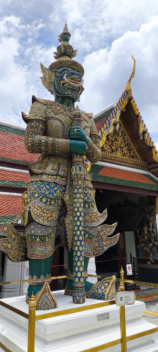 soficiz's tweet photo. Malam-malam gini biasanya kepala malah makin aktif mikirin banyak hal. Buat yang masih terjaga dan mikirin target, istirahat ya, tubuh kamu udah berjuang hebat minggu ini. 🤍 https://t.co/3nwbIIoE6x