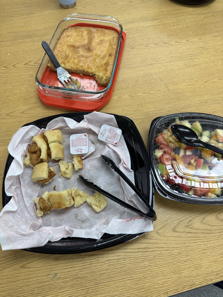 GinaChisum1's tweet photo. When we need planning time w/the team, we plan a meal as a team, divide & conquer, break bread, & find the win-win. Begin w/the “meal” & end in mind. 😉 #Leadertip @AGHoulihan @boatcandice @MattieDeal_AP https://t.co/OCn2wrZ5tB