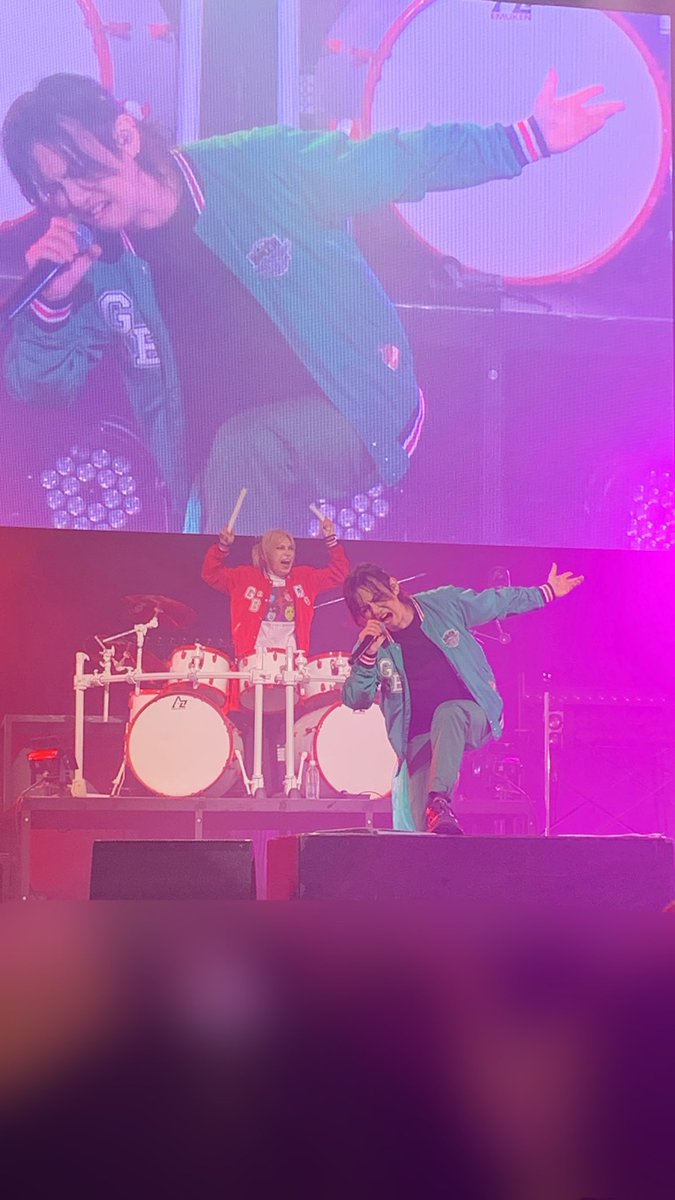 yeahputyohenza's tweet photo. 🫶🏻🦖
(雑モザすまぬ)
#超厄年祭
#ゴールデンボンバー https://t.co/fMfZ9xNBvl