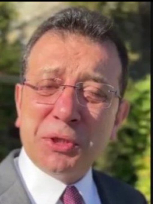 eminpazarci's tweet photo. Bataklığa gömülmüş, çırpındıkça batıyor. Bir ümit ışığı da yok.
Yargılandığı davaların birinden 2 yıl 1 ay hapisle birlikte siyasi yasak cezası da geldi.
O direniyor...
"Hakimler benim için yok hükmündedir" diyor.
Ama T.C Devleti ve halkı için var!
Sen kendini avut Ekrem İmamoğlu. Hatta "Ben Cumhurbaşkanıyım" diye nutuk bile atabilirsin. Üç-beş kişi seni alkışlayabilir de. Bu bittiğin gerçeğinin üzerini örtmez ki.
Bitti, bitti. Herkes görsün artık.