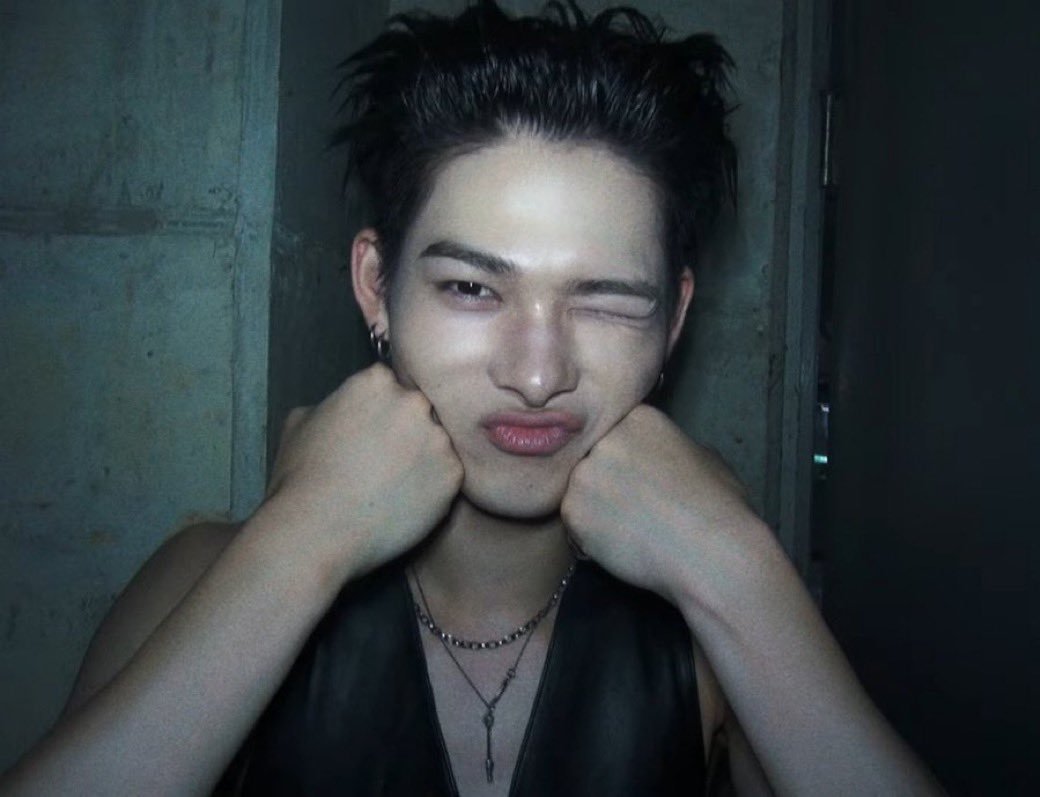 enhasserabits's tweet photo. It’s the way the MV hasn’t even been out for 40 minutes and this is already the new face of enville 😭 https://t.co/hp87MT9Us3