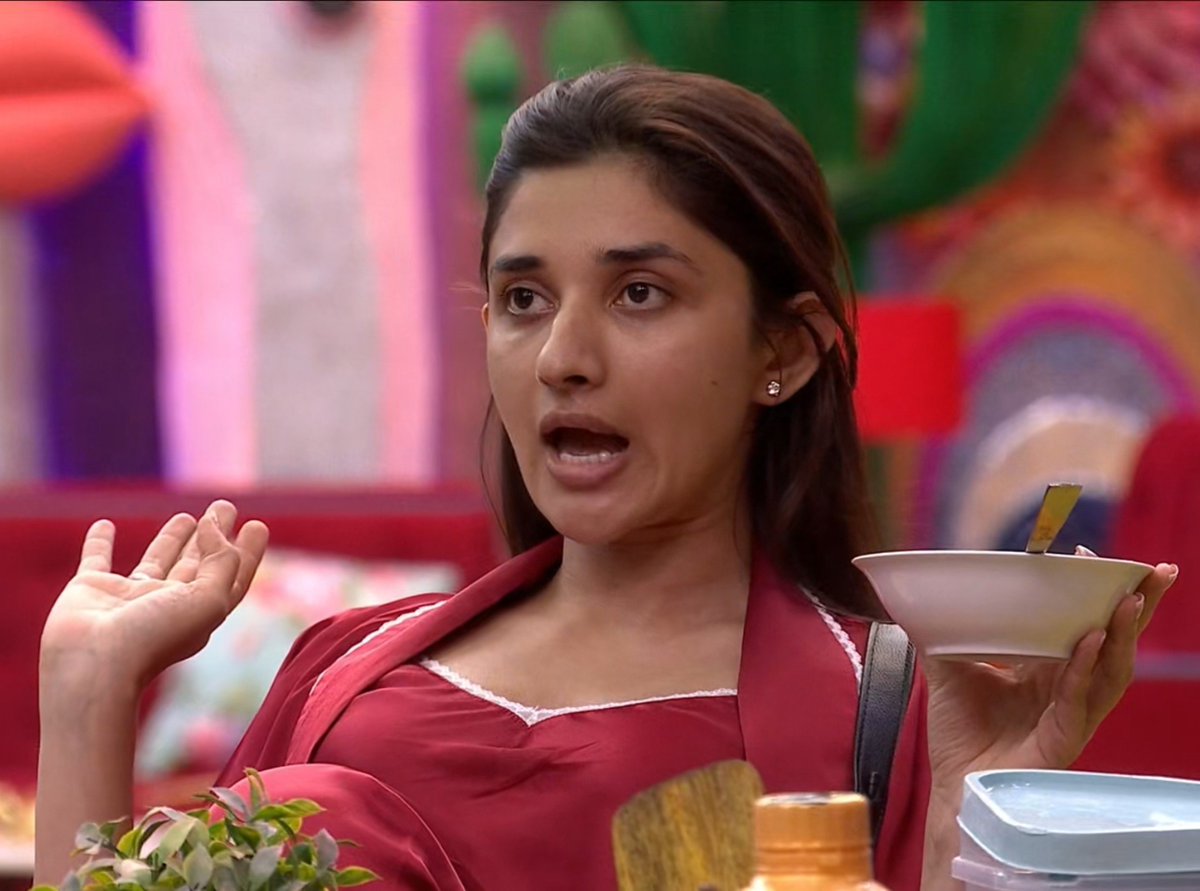 its_SanyHere's tweet photo. Isn't this Kanika unnecessary ragebaiting?

Bro he literally asked Very polite for duties as he gave double duty to everyone but the way she's responding is bullshit! 

I'm just completely Disliking her this attitude. #YungDSA #BiggBoss20 
#KanikaMann https://t.co/3trufN9XJy