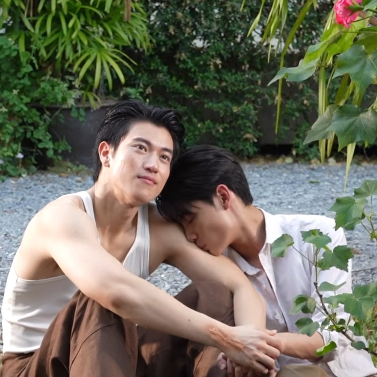 sxgarbabx's tweet photo. มีใครเข้าใจป้าบ้าง จั๊นอยากสักรูปนี้ไว้ที่ตา ยามเพิ่นฮักกัน #อินองศา #InnOngda #BTS_อรุณรุ่งEP8 https://t.co/8baMUcbA9n