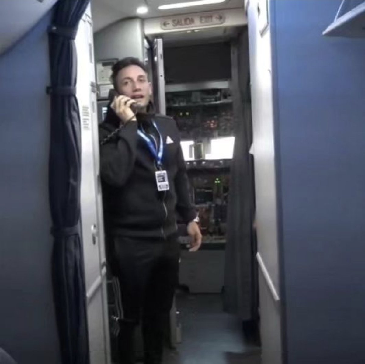 OOC_Momo's tweet photo. Gerónimo Benavides, Copiloto italiano del Boeing 757 que se estrelló en la Torre Sur del World Trade Center, despidiéndose de su familia 10 minutos antes del fatídico suceso.

8:53 AM del 11/9/2001, NY.

#TorresGemelas #NuncaMás https://t.co/l3TKm261SX
