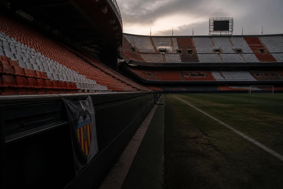pincho1977's tweet photo. Duele ver al Valencia así 🦇 Colista de LaLiga con solo 1 punto y Mestalla ya no aguanta más: la afición clama contra la propiedad. Esto no va solo de fútbol, va de gestión. Y un club con esta historia merece muchísimo más. #ValenciaCF #LaLiga https://t.co/wEX1WbrMhG