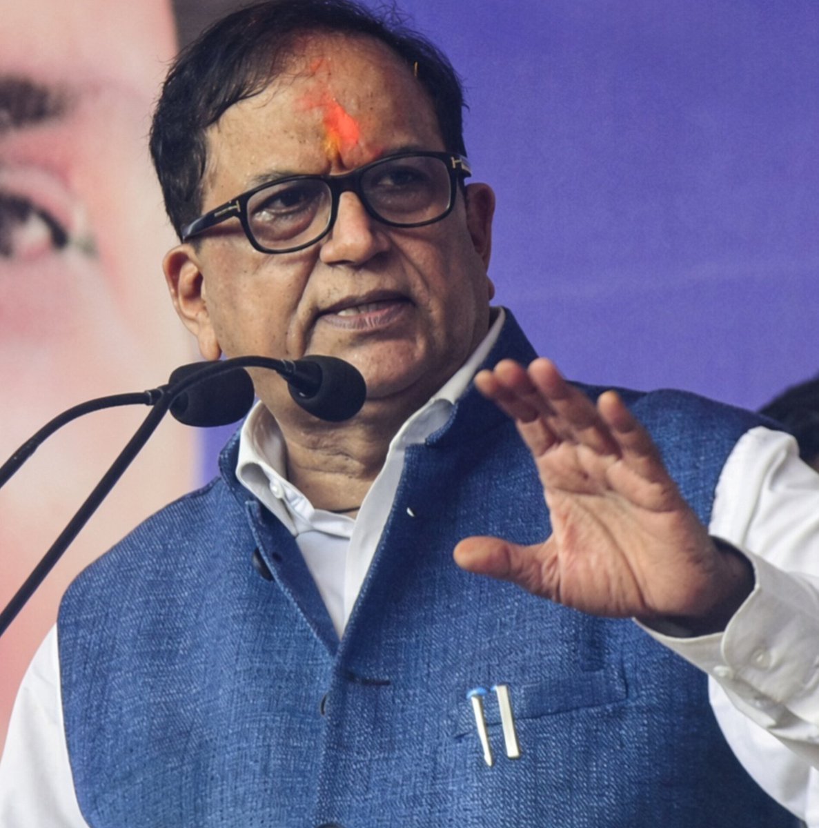 SurajKrBauddh's tweet photo. मिश्रा परिवार जमीन पर कहाँ है?  

सतीश मिश्रा BSP के राष्ट्रीय महासचिव हैं, मीडिया मैनेजमेंट उनके हाथ में है, लेकिन न तो वह कभी BSP का प्रचार करते हैं और न ही मीडिया मैनेजमेंट करते दिखाई देते हैं।

हां, चुनाव आते ही पूरा समय अपने बेटे कपिल मिश्रा के साथ हेलीकॉप्टर पर घूमते हैं। दामाद परेश मिश्रा मीडिया मैनेजमेंट के नाम पर बस इन्हीं सबका चेहरा चमकाते हैं। पत्नी से लेकर बेटी तक को मीडिया में बैठाकर गुणगान किया जाता है। ये जनाब हर साल बहन जी को बस यही बताते हैं कि अबकी बार ब्राह्मण बसपा के साथ आ रहा है। बस इसी छलावे को रचकर उन्होंने अपने और अपने बेटे-बेटी-दामाद, सभी को सेटल कर दिया है। हालांकि सच यह ��ै कि इनसे कोई ब्राह्मण नहीं जुड़ता। जब ये कभी बसपा का प्रचार करते ही नहीं, तो ब्राह्मण जुड़ेगा कैसे? मीडिया इनके हाथ में है, तो माहौल बना लेते हैं।

दूसरी बात, एक खूब हवा बनाई जाती है कि सतीश मिश्रा जी बसपा का सारा कानूनी मामला देखते हैं। अच्छी बात है, फिर मनु मीडिया द्वारा बसपा और बहन जी के खिलाफ फैलाए जा रहे दुष्प्रचार पर उन्होंने आज तक संज्ञान क्यों नहीं लिया?

कुछ ही महीने पहले TV9 भारतवर्ष ने बहन मायावती के नाम को एप्सटीन फाइल से जोड़ा था। हालांकि न तो सतीश मिश्रा ने इस पर एक शब्द बोला और न ही कोई कार्रवाई की। आखिरकार हमने इसके खिलाफ मुहिम छेड़ी और चैनल को माफी मांगने पर मजबूर किया।

इसी तरह, पत्रकार आशुतोष और अभय दुबे ने बयान दिया कि "अमित शाह जैसा नचाते हैं, मायावती वैसे नाचती हैं।" इस पर भी मीडिया मैनेजमेंट संभाल रहे सतीश मिश्रा ने इन पर कोई कार्रवाई नहीं की। आप कल के ही चित्रा त्रिपाठी के आज तक द्वारा माननीया बहन जी को 'मायावी' कहते हुए शो करने पर भी उन्होंने कोई संज्ञान नहीं लिया।

बहुजन समाज के साथी जानते हैं कि मनु मीडिया के पत्रकार आए दिन बहन जी और बसपा के खिलाफ उल-जुलूल, अभद्र और अनर्गल बयान देते रहते हैं। चूंकि बसपा इस पर कोई कार्रवाई नहीं करती है, इसलिए टुच्चे यूट्यूबर्स भी बहन जी के खिलाफ कुछ भी अपमानजनक बातें बोलकर पार्टी को B टीम से जोड़ देते हैं। अब सवाल यह है कि जब मीडिया की जिम्मेदारी सतीश मिश्रा देख रहे हैं, तो ऐसे चैनलों पर कार्रवाई करवाने की जिम्मेदारी कौन लेगा? इन्होंने ने अपने जीवन में आज तक कभी बहुजन मूवमेंट के लिए समर्पित दलित बहुजन यूट्यूबर्स के साथ तो एक मीटिंग तक नहीं की है। उन्हें सपोर्ट करना तो दूर की बात है।

सतीश चंद्र मिश्रा आज बहन जी के बाद पार्टी में दूसरे सबसे बड़े नेता हैं। ऐसे में क्या वह केवल बहन जी की मीटिंगों में शामिल होने के लिए जिम्मेदारी ग्रहण किए हुए हैं? वह केवल चुन��व के समय दूसरे स्टार प्रचारक बनकर अपने बेटे के साथ हेलीकॉप्टर से घूमने के लिए ही क्यों सक्रिय होते हैं? मीडिया के जरिए बसपा का माहौल बनाने की बजाय केवल ��नके परिवार का महिमामंडन क्यों होता है? वहीं प्रदेश के ब्राह्मणों को जोड़ने के लिए उनसे कोई प्रयास तक नहीं होता है। पार्टी के प्रचार अथवा कैडर विस्तार की बात तो भूल ही जाइए। आलम यह है कि इन्होंने बहन जी से परशुराम तक की मूर्ति लगवाने की बात करवा दी, लेकिन फिर भी ढेला भर ब्राह्मण जोड़ने में असमर्थ रहे।

अब जबकि यूपी का चुनाव सिर पर है, आकाश आनंद ने पार्टी के पक्ष में मस्त माहौल बना दिया था, तो सती��� मिश्रा एवं उनके चहेते प्रभारियों ने बहन जी को गुमराह करके आकाश आनंद को पार्टी से बाहर निकलवा दिया। इतना ही नहीं, बल्कि ईशान आनंद को आगे लाकर परिवार में और भी आंतरिक कलह पैदा कर दी। अंत में मेरा समाज से बस यही सवाल है कि आप ही बताइए कि आकाश आनंद को पार्टी से बाहर करके किसका फायदा हो रहा है?

बहन जी, आपसे निवेदन है कि किसी पदाधिकारी के काम का मूल्यांकन उसके पद अथवा जाति से नहीं, बल्कि उसके कामों के परिणाम से किया जाए। जो आकाश आनंद पार्टी को जमीन से जुड़े युवाओं को जोड़ने का काम कर रहे हैं, उन्हें ��गे बढ़ाया जाए या फिर उन्हें कमजोर कर रहे सतीश मिश्रा को? जिस व्यक्ति के पास मीडिया और संगठन से जुड़ी इतनी महत्वपूर्ण जिम्मेदारी है, उनके कार्यों की समीक्षा कब होगी?

- सूरज कुमार बौद्ध 
@Mayawati @AnandAkash_BSP