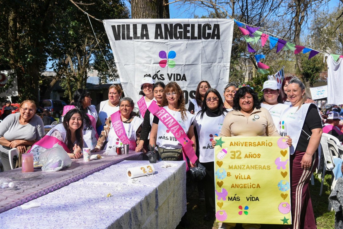 MinDesarrolloBA's tweet photo. 🎂🎉 32 años del Más Vida en Florencio Varela 👏🏻💙

Más de 600 trabajadoras vecinales del distrito celebraron un nuevo aniversario de esta política pública que contiene, acompaña y abraza a las familias bonaerenses. https://t.co/eMky9WNmce