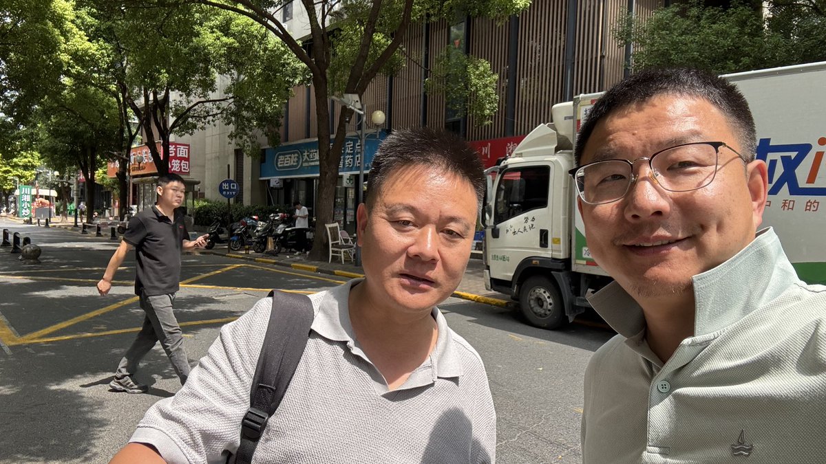 DH_Shredders's tweet photo. 周四，中午留唐总吃饭，说已经约了淞虹路那边朋友。送完唐总后，我吃了公司楼下的盒饭套餐，一荤两素，15 元。 https://t.co/vFmzAvEXxa