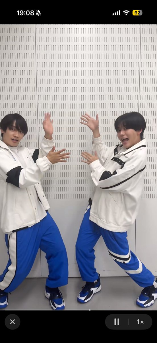 y__kn815's tweet photo. あやちゃんの丈くん手が好きと言われてから手を気なして見るようなってしまって今日の丈長のTikTokみて長尾の方が手が大きくてすっきりしてて丈くんの手がミニマムでめっちゃ可愛い笑笑 https://t.co/aA3wBbYG8t