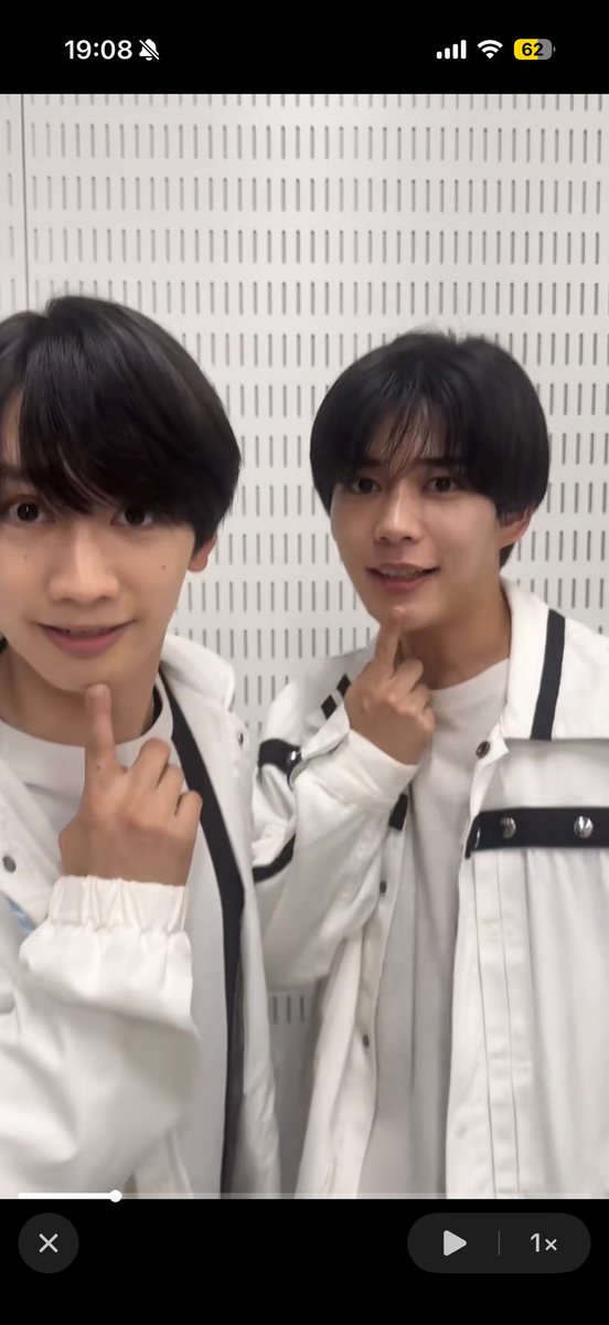 y__kn815's tweet photo. あやちゃんの丈くん手が好きと言われてから手を気なして見るようなってしまって今日の丈長のTikTokみて長尾の方が手が大きくてすっきりしてて丈くんの手がミニマムでめっちゃ可愛い笑笑 https://t.co/aA3wBbYG8t