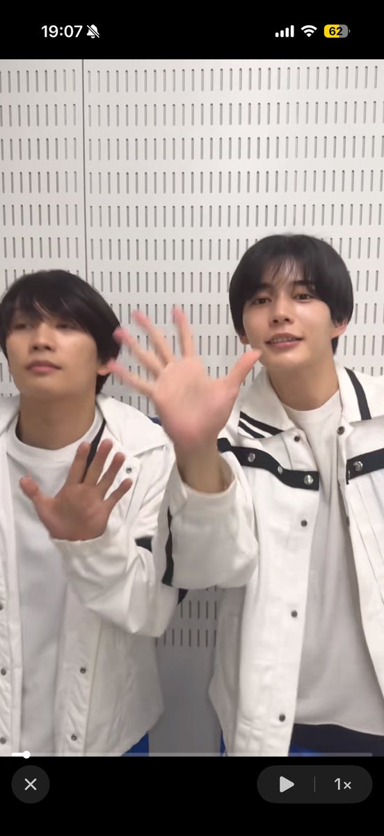 y__kn815's tweet photo. あやちゃんの丈くん手が好きと言われてから手を気なして見るようなってしまって今日の丈長のTikTokみて長尾の方が手が大きくてすっきりしてて丈くんの手がミニマムでめっちゃ可愛い笑笑 https://t.co/aA3wBbYG8t