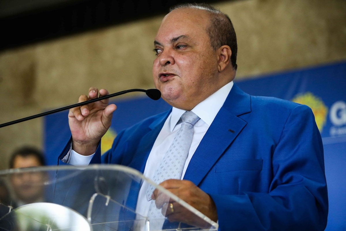 BlogdoNoblat's tweet photo. Por onde anda Ibaneis Rocha, governador do Distrito Federal à época em que o BRB, autorizado por ele, tentou comprar o Banco Master e perdeu uma montanha de dinheiro? A esta hora, talvez ainda durma de ressaca, como disse que dormia enquanto Brasília pegava fogo na tarde do golpe de 8 de janeiro de 2023.
Hoje, o silêncio e o sumiço de Ibaneis não se justificam por um sono profundo, mas por um evidente e calculado isolamento político provocado por escândalos fiscais e judiciais. De resto, sem mais imunidade, ele teme ser preso.
O que antes era tratado como "reposicionamento estratégico" do Banco de Brasília (BRB) transformou-se no maior pesadelo fiscal da capital federal. Detalhes expostos pelas investigações da Polícia Federal revelam que o banco público transferiu a assombrosa quantia de R$ 12,2 bilhões ao Banco Master, adquirindo carteiras de crédito podres e eivadas de fraudes.