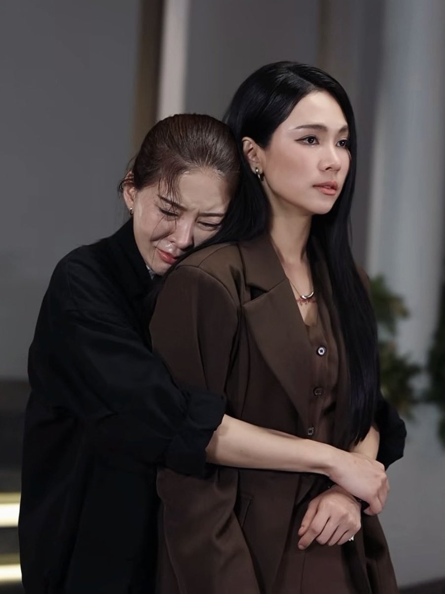 Liqueur_6741's tweet photo. ใครเป็นคนเลือกชุดให้ใส่สูทแล้วเห็นรอยสักนิดนึงอะ คือมันฮอตมาก ท่านรักษาศีลได้คนเดียวแหละถ้าจะทำแบบนี้ ใครเจอก็ศีลแตกใจแตกหมด ต้านไม่ไหวหรอก ❤️‍🔥

#ข่มขลัง
#bintsireethorn https://t.co/by4914c8uI