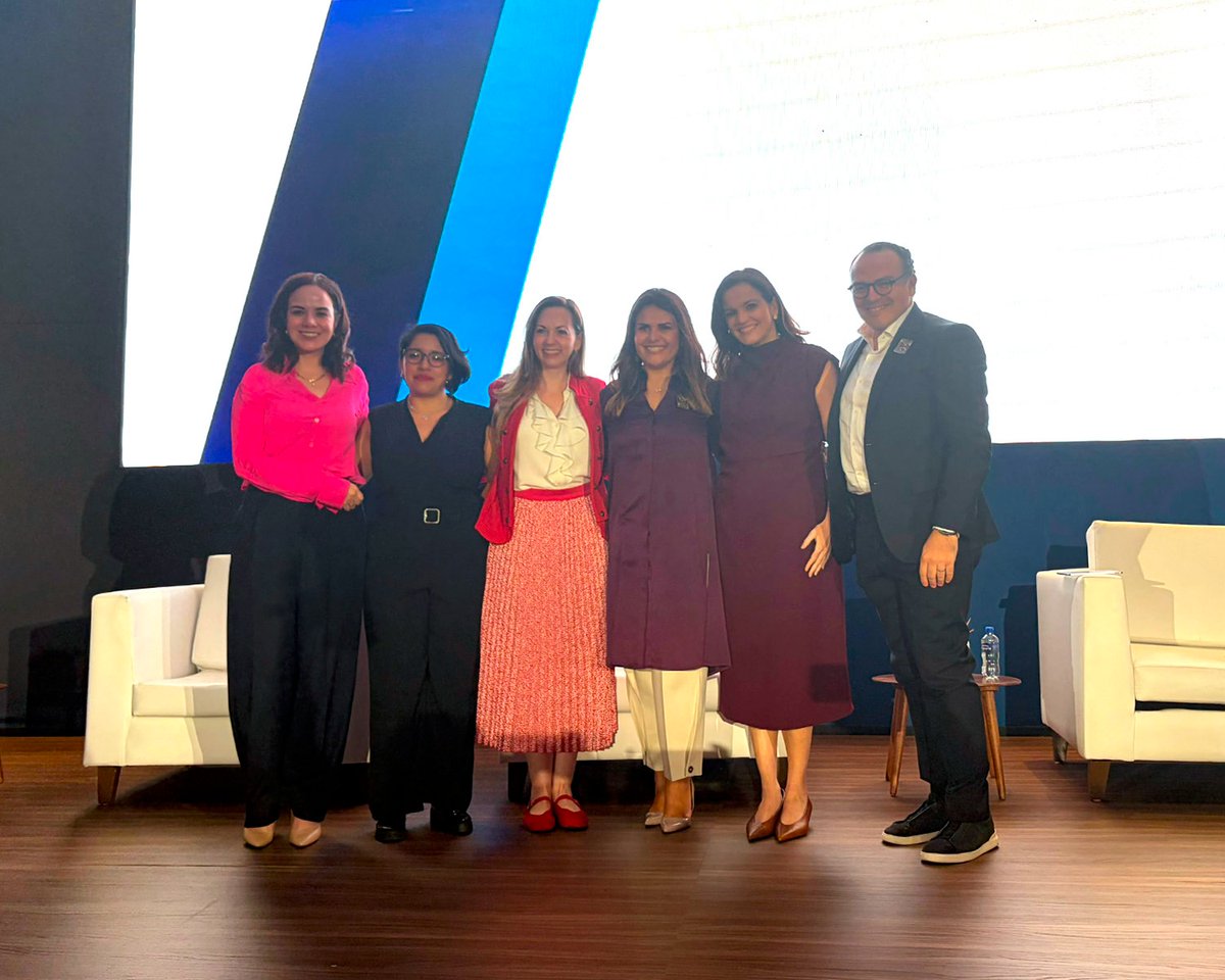 Coppel's tweet photo. Nuestra Directora de Estrategia y Crecimiento, Gabriela Lozada, participó en @ExpansionMx Summit 2026, en el panel “Cliente Inteligente”, donde compartió cómo en Grupo Coppel evolucionamos para responder a las nuevas necesidades de nuestros clientes, integrando nuestras tiendas, canales digitales y servicios financieros para ofrecer una experiencia cada vez más ágil y sencilla.

#OrgulloCoppel #ExpansiónSummit2026