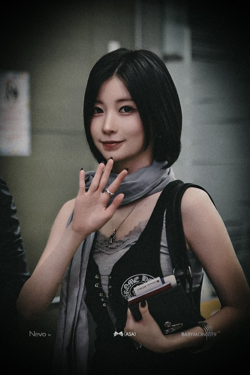 KpopCurator's tweet photo. ASA really knows how to make airport fashion look effortless. ✈️🖤
Simple, stylish, and completely her. ✨

What do you think of ASA’s airport look? 👀

❤️ Like • 💬 Comment • 🔁 Repost
#ASA #BABYMONSTER #AirportFashion #BABYMONSTER #TheKpopCurator https://t.co/FMdj1d8CnT