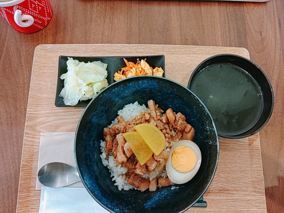 mugicha_cha's tweet photo. 今日はお昼に台湾料理屋さんでご飯食べて、そよぎの杜でたっっっぷり岩盤浴楽しんできた
友達が持ってきてくれた使い捨ての垢すりで肌もピッカピカに磨いてきた
「おばぁ、玉の肌」「人々の数倍の面積を持つ我々の体を磨いて尚泡が持つ…だと…!?」とか楽しんできた https://t.co/Xkk6ngs2D7