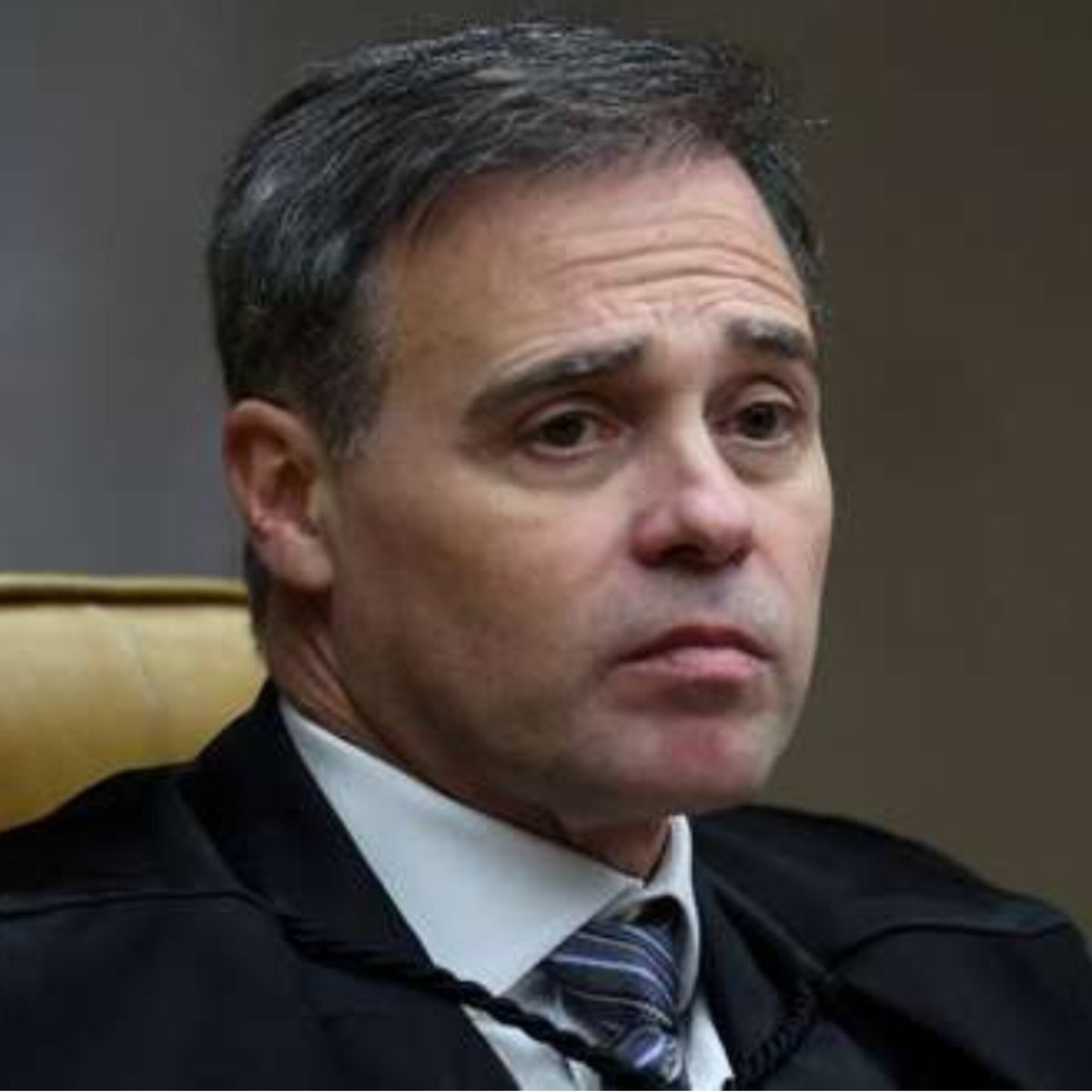 JFreiress_'s tweet photo. André Mendonça às 7h: "Liberei o sigilo do Banco Master."

Alexandre de Moraes às 11h: "Mentira! O ministro André Mendonça só liberou o que era conveniente para ele."

O ministro Alexandre de Moraes, do STF, criticou a suposta "seletividade" do ministro André Mendonça e solicitou ao presidente da Corte, Edson Fachin, a suspensão integral do sigilo relacionado ao caso Master.