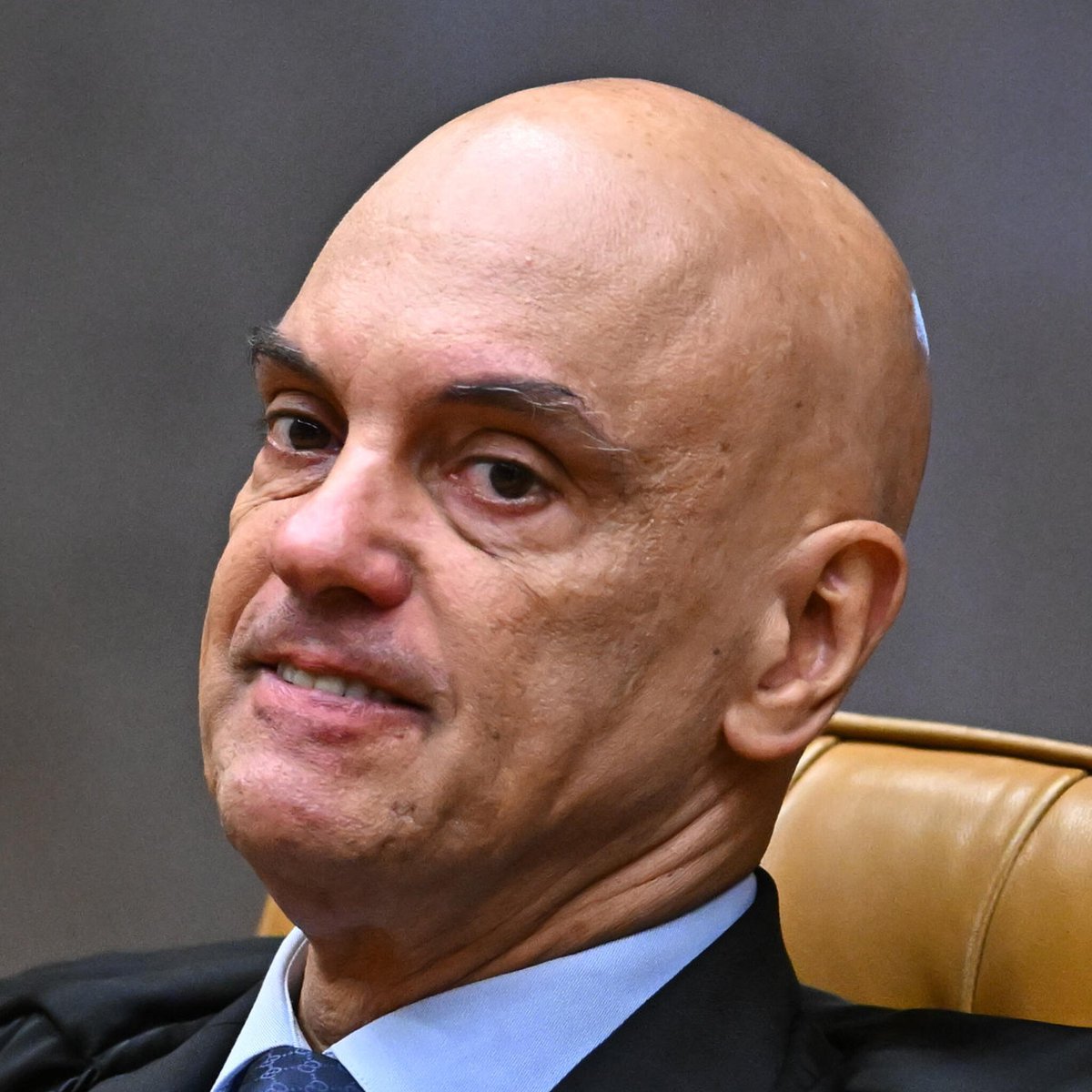 JFreiress_'s tweet photo. André Mendonça às 7h: "Liberei o sigilo do Banco Master."

Alexandre de Moraes às 11h: "Mentira! O ministro André Mendonça só liberou o que era conveniente para ele."

O ministro Alexandre de Moraes, do STF, criticou a suposta "seletividade" do ministro André Mendonça e solicitou ao presidente da Corte, Edson Fachin, a suspensão integral do sigilo relacionado ao caso Master.