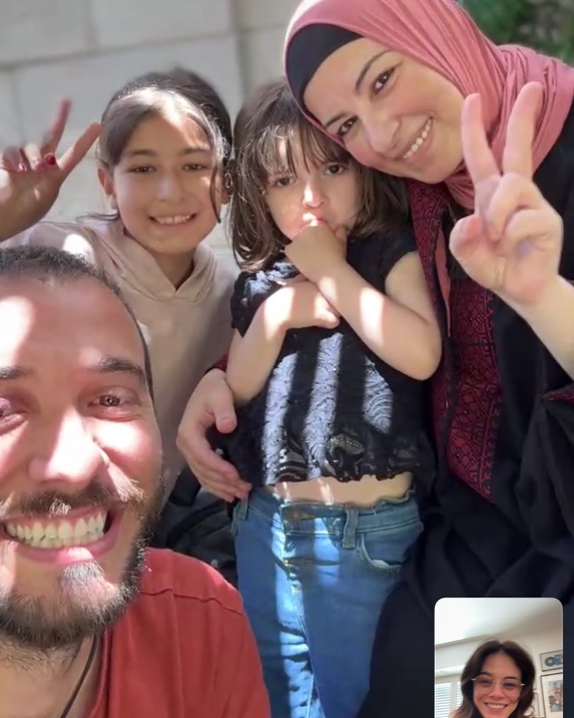 nevaleoni's tweet photo. La mia amica @ sta lasciando Gaza con la sua famiglia, sono diretti ad Deir al Balah, scacciati dalle bombe di Israele.
La situazione è grave.
Siamo riusciti a salvare uno dei suoi figli, Bashar, ma ancora non troviamo un modo per far fuggire il rest... https://t.co/Pv55r563CL
