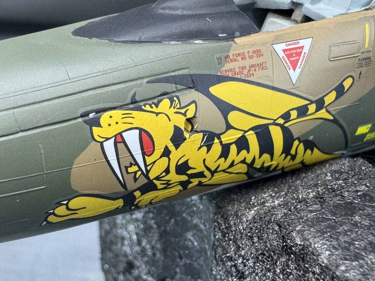 moge691's tweet photo. #エリア88
#サンダーチーフ
#F105D
虎デカールのアップ
ノズルにミスターホビーマーカーのメタリックで調子付け。
あと、多分グエン(笑)
いや、結構グエン😄
蜘蛛の巣デカール付いてるの素晴らしいね😆👍 https://t.co/xDkM9gl4mI
