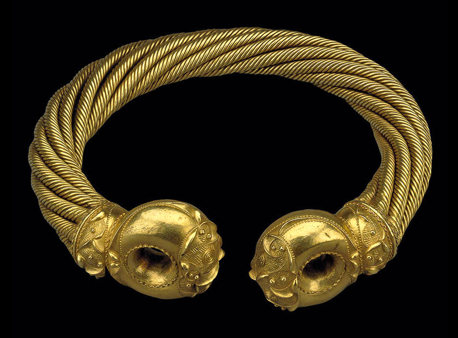archaeologymag's tweet photo. Archaeologists in England discovered an assemblage of Iron Age jewelry—perhaps the finest of prehistoric Europe. Ancient Britons had fashioned bracelets, rings, and magnificent torcs. They buried them, then stopped making them entirely. But why?

https://t.co/oNmPDODIYq https://t.co/sZinrM9RdY