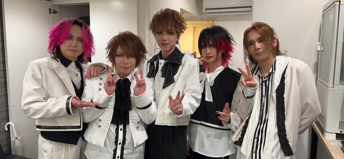 yuhra_grooving's tweet photo. 先ほど帰宅しまして！
本日25周年無事迎えられました！
たくさんお祝いの言葉ありがとうございました😊
やっぱホールはいいですね！
いつもありがとうね！ https://t.co/2nAwhGljuA