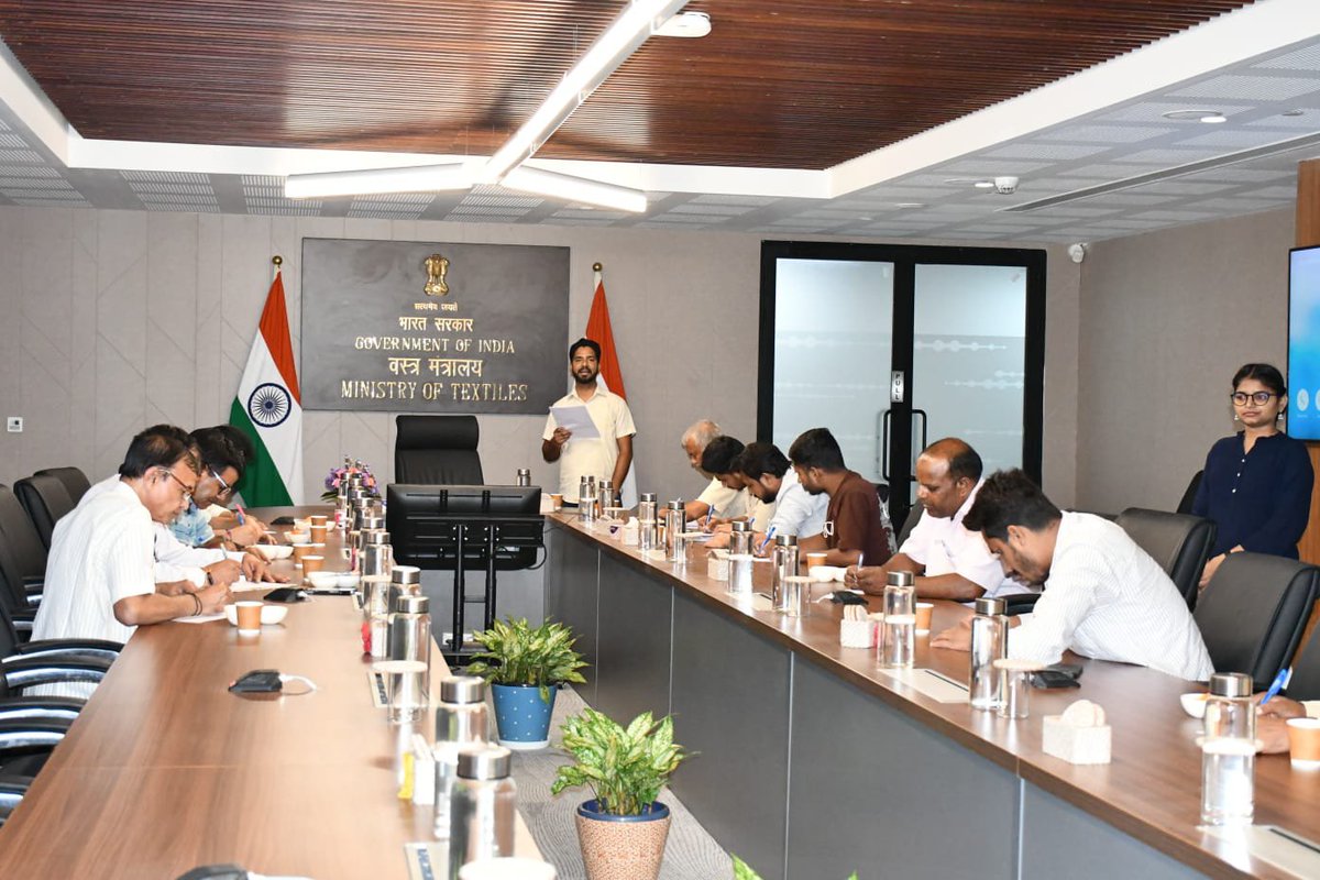 TexMinIndia's tweet photo. हिंदी पखवाड़ा 2026 के अंतर्गत वस्त्र मंत्रालय में अधिकारियों/कर्मचारियों के लिए ‘हिंदी टंकण’ एवं एमटीएस कर्मचारियों के लिए ‘हिंदी श्रुतलेख’ प्रतियोगिता का आयोजन किया गया���

मंत्रालय के अधिकारियों एवं कर्मचारियों ने उत्साहपूर्वक सहभागिता करते हुए अपने हिंदी भाषा संबंधी कौशल का प्रदर्शन किया तथा हिंदी के प्रति अपनी रुचि और समर्पण को अभिव्यक्त किया।

वस्त्र मंत्रालय, जीपीओए-3, नई दिल्ली में 01 से 15 सितंबर 2026 तक हिंदी पखवाड़े के अंतर्गत विभिन्न हिंदी विषयक प्रतियोगिताओं एवं कार्यक्रमों का आयोजन किया जा रहा है।

#हिंदी_पखवाड़ा #राजभाषा #हिंदी #हिंदी_श्रुतलेख #ह��ंदी_टंकण