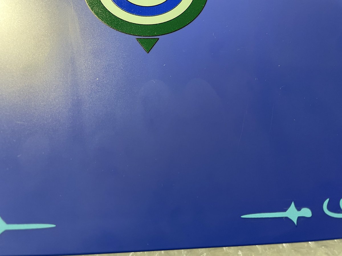 l_arcan's tweet photo. グリードアイランドのバインダー開封したら初期不良酷い。特にバインダーの裏の手跡みたいなの気味が悪い（写真だと分かりにくい）スイッチの周りは油分みたいの出てる…
今回はカード、フィギュアの初期不良も複数。。
HUNTER×HUNTER毎シリーズ、初期不良引く確率高い😢
検品どうなってんのー😡 https://t.co/VUiih8K682