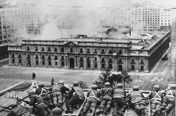 TOPRAK_2_'s tweet photo. BUGÜN; 
11 Eylül 1973'te, 
sağcı general Augusto Pinochet, 
Salvador Allende'nin seçilmiş solcu hükümeti karşı bir darbe başlattı. Pinochet, Allende tarafından önceki ay askerî kuvvetlerinin başkanı olarak atandı ve bu pozisyonu kullanarak darbeyi organize etti. 
(İçerik notu: bu gönderi, şiddet ve cinsel şiddetin grafik açıklamaları içerir) 
İlk gün, yeni hükümet, milli stadyumda binlerce insanı - çoğunlukla çalışan sınıf aktivistleri ve solcu - topladı ve birçokını öldürdü. 
Batılı güçler, ABD ve İngiltere gibi batılı güçler tarafından desteklenen, neoliberal Chicago Boys'ın şiddetli sağcı ekonomik ideolojisini uyguladı. 
Dünya çapında gözlemciler, sonuç veren "ekonomik mucize"yi kutladı, ancak gerçeklik, nüfusun büyük çoğunluğu için yaşam standartları düştü, ücretler düşerken ve sağlık, eğitim ve barınma için harcamalar kesildi. 
Daha fazla çalışan, direniş etmeye çalışanlar, katledilme, işkence, hapse atılmış veya "görünmez" hale getirilmişler. 
Bir rejim tarafından, sistemik olarak tecavüz edilen ve kadınların, özellikle kadınların, köpekler, fareler ve örümcekler tarafından cinsel istismar edilen ve yasadışı olarak hapse atılan 3.000'den fazla insan. 
Sonraki 17 yıl boyunca, rejim tarafından 3.000'den fazla insan öldürüldü, 37.000'den fazla kişi yasadışı olarak hapse atıldı veya taciz edildi. Kadınlar, erkekler ve kadınlar, bu katledilenlerin çocukları, onların ebeveynleri öldüğünü bilmeden, patronlar tarafından cinsel istismar edildiler.