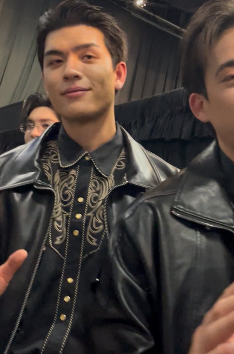 caskeyscat's tweet photo. I’m still kinda bitter that the stylist put our boys in leather jackets and covered up the shirts… like, I just know that shirt would’ve looked so good on him 🥹

cr. (x: Vico_nv)
JOSSGAWIN OFDO IN MEXICO 
#OLFDreamOninMexico
#JossWayar https://t.co/Gnur0yCvHJ