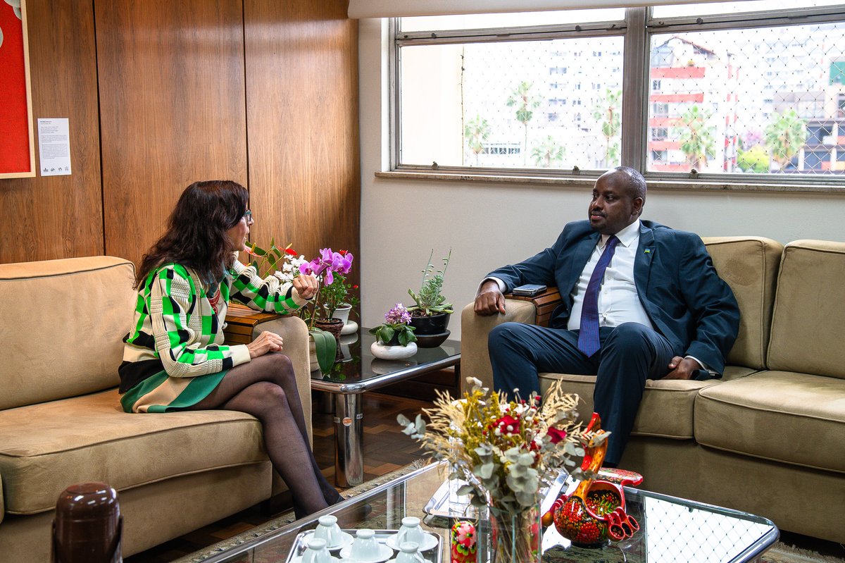 ufrgsnoticias's tweet photo. 🇷🇼 UFRGS recebe visita do embaixador de Ruanda: https://t.co/Df23IwSZXJ https://t.co/BYVoUD9hQc