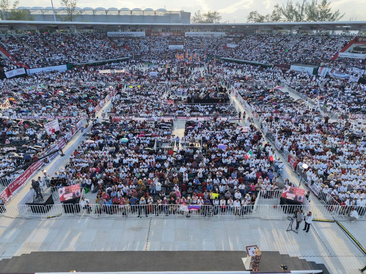 KathiaBolio's tweet photo. Veracruz se cuece aparte, directivos “médicos” de gobierno indolentes ante las carencias para cirugías, la gober negando todas sus corruptelas y horas de “vuelos” con costo al pueblo sabio, declaran de forma exprés “suicid4do” a uno de los suyos, parientes del peje un puestos de primer nivel con vidas “austeras”… Pero con mucha producción contra comunicadores y periodistas para llamarlos bots 🤖.