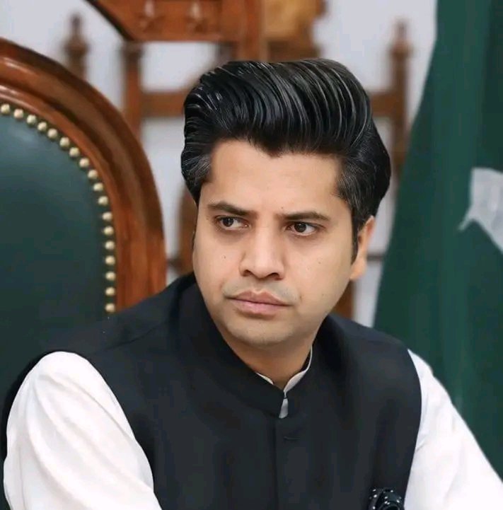 KhalidHusainTaj's tweet photo. یہ شخص ہمارے بدقسمت صوبے کے ترجمان ہے۔ پختونخواہ کی ترجمانی کے لیے اس غلیظ بدزبان شخص کے علاوہ تحریک انصاف کو اور کوئی نہیں ملا
اس بدزبان بد اخلاق شخص نے عظمی بخاری سے متعلق جو شرمناک الفاظ استعمال کیے اس کی جتنی مذمت کی جائے کم ہے یہ بدنسل اور بےخاندان لوگ ہے شاید یہ لوگ اپنے گھر کے خواتین کے لیے بھی اسی طرح کی زبان استعمال کرتے ہیں جو یہ شخص خواتین کے لیے استعمال کرتا ہے