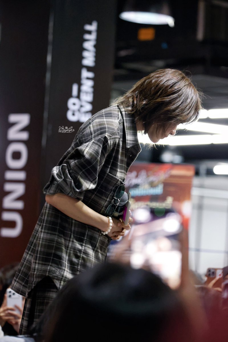 yuyuyu425127's tweet photo. She doesn’t just walk past. She stops and lets you finish what you want to say. How could I not adore Emi for moments like this? 

#MoonshadowSeriesLIVE  
#emiamily https://t.co/ivgLqJXboZ