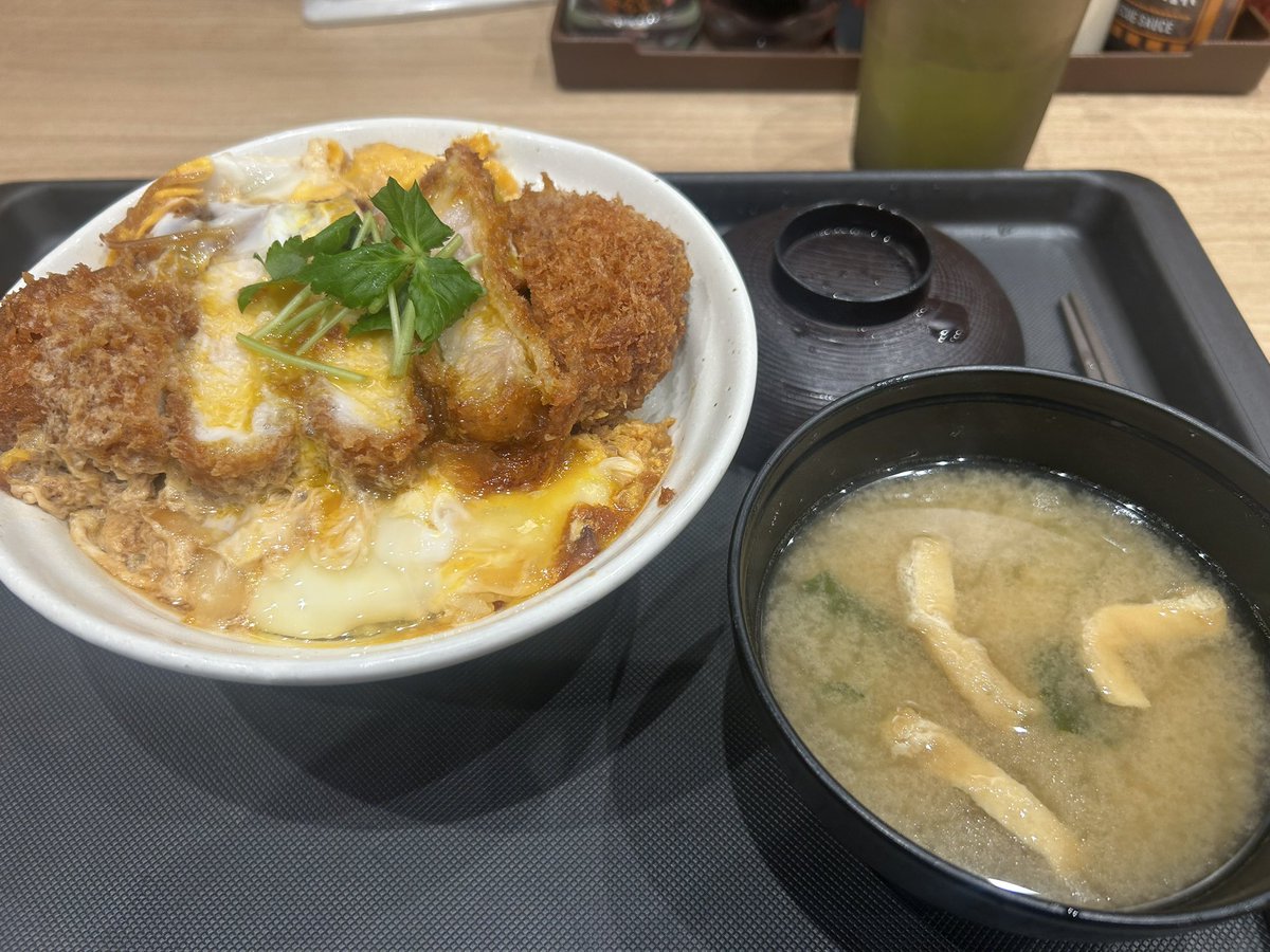 sutemth1070's tweet photo. 仕事終わり。
この時間に食うのは罪悪感しかないが。
ﾊﾗﾍｯﾀ https://t.co/Cel2UP5kIh