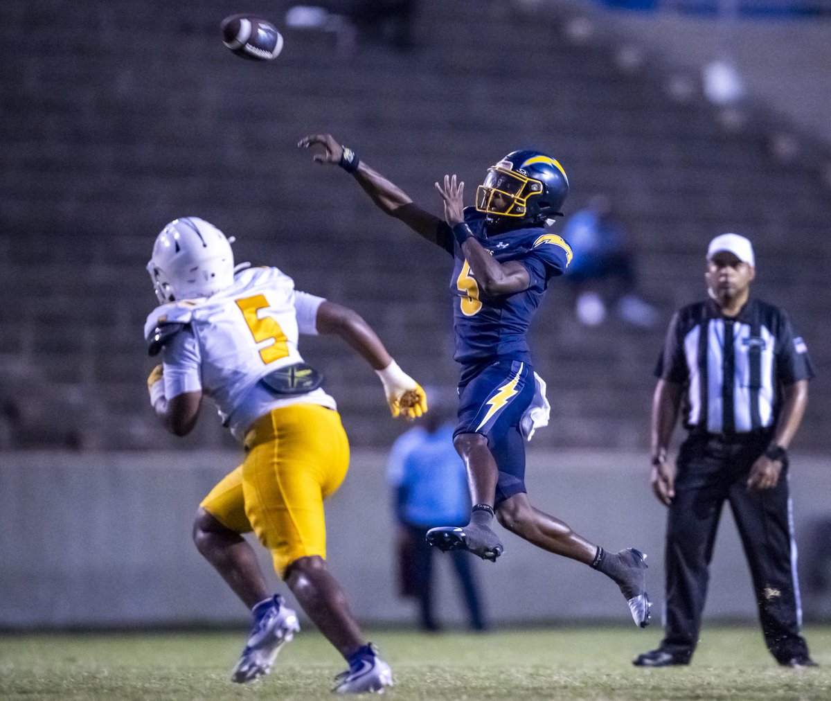 mjohnsonphoto's tweet photo. Photos from last nightโs high school game as Madison Prep defeated University High. @theadvocatebr #PHOTOS #photooftheday #nikonphotography #lhsaa #highschoolfootball #photography
https://t.co/s9JLLNrEYl https://t.co/LlL71OnyPe