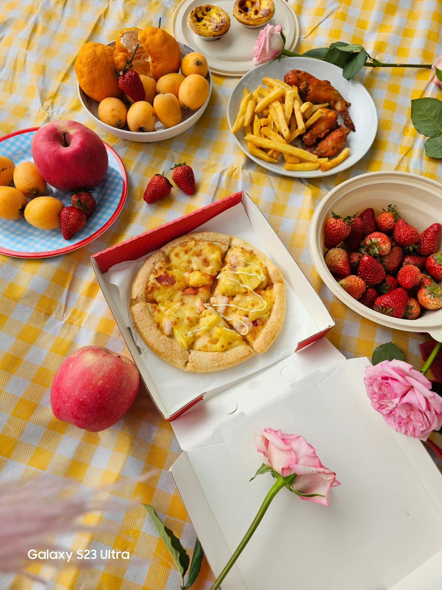 AVNISH64627920's tweet photo. Hot apple pie + neighbor’s laughter = the perfect Saturday evening! https://t.co/MCGFoBZVQu